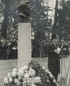 502557 Afbeelding van de onthulling door loco-burgemeester en wethouder H.A. Bekker van het borstbeeld van de componist ...